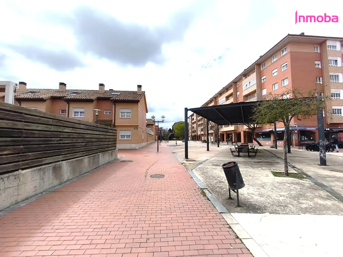 Vista exterior de Casa adosada en venta en Aranda de Duero con Calefacción y Jardín privado