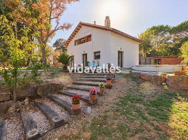 Casa amb balcó en venda a Llinars del Vallès