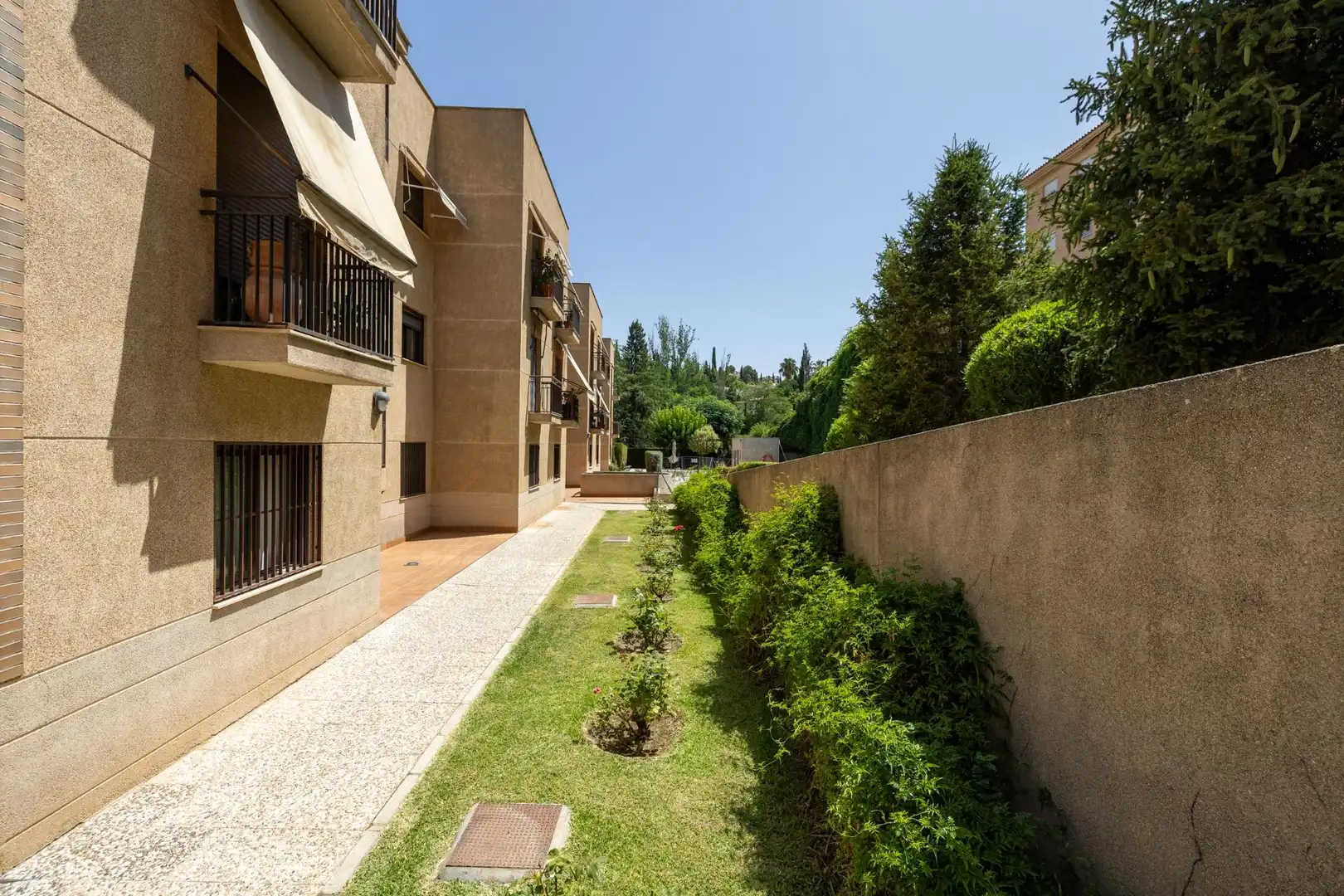 Vista exterior de Pis en venda en Granada amb Calefacció, Jardí privat i Piscina comunitària