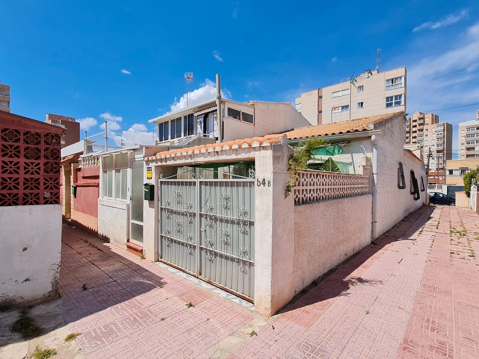 Exterior view of Single-family semi-detached for sale in Torrevieja  with Air Conditioner, Terrace and Furnished