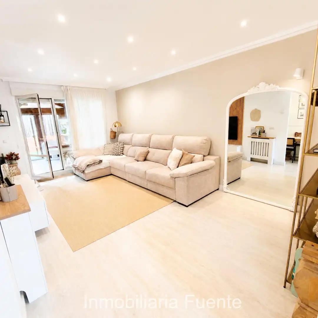 Wohnzimmer von Einfamilien-Reihenhaus zum Verkauf in Muskiz mit Heizung, Privatgarten und Terrasse