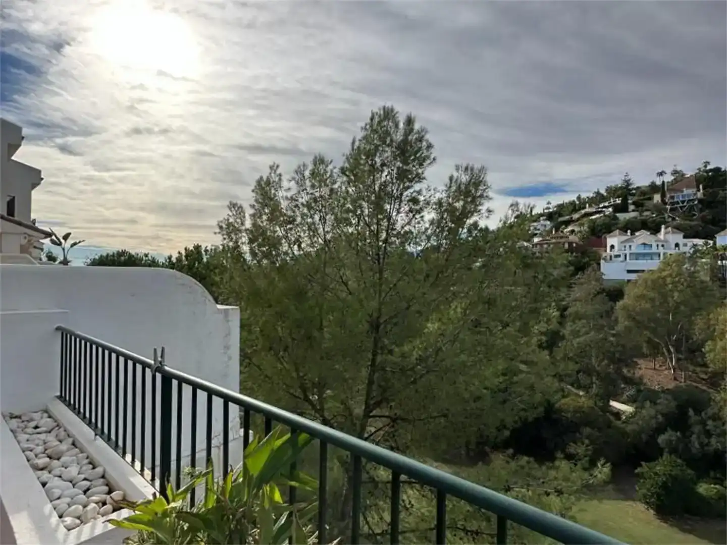 Vista exterior de Casa adosada en venda en Benahavís amb Aire condicionat i Balcó