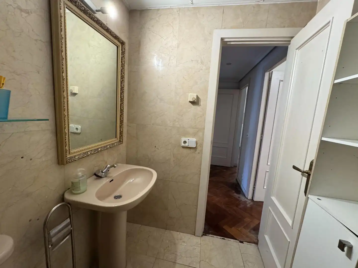 Bathroom of Flat for sale in Madrid  with Air Conditioner, Private garden and Parquet flooring
