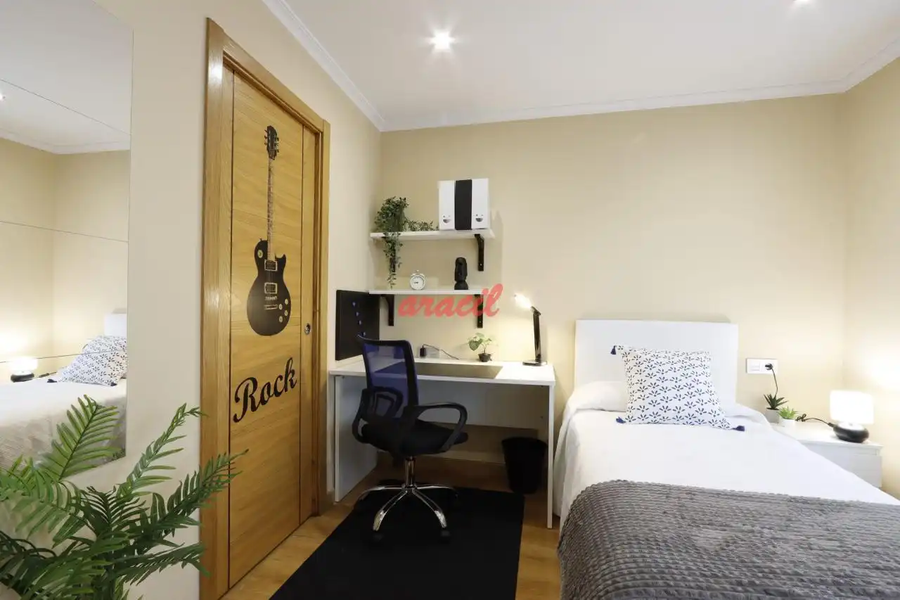 Habitación de Piso en venta en Ourense Capital  con Calefacción, Trastero y Amueblado