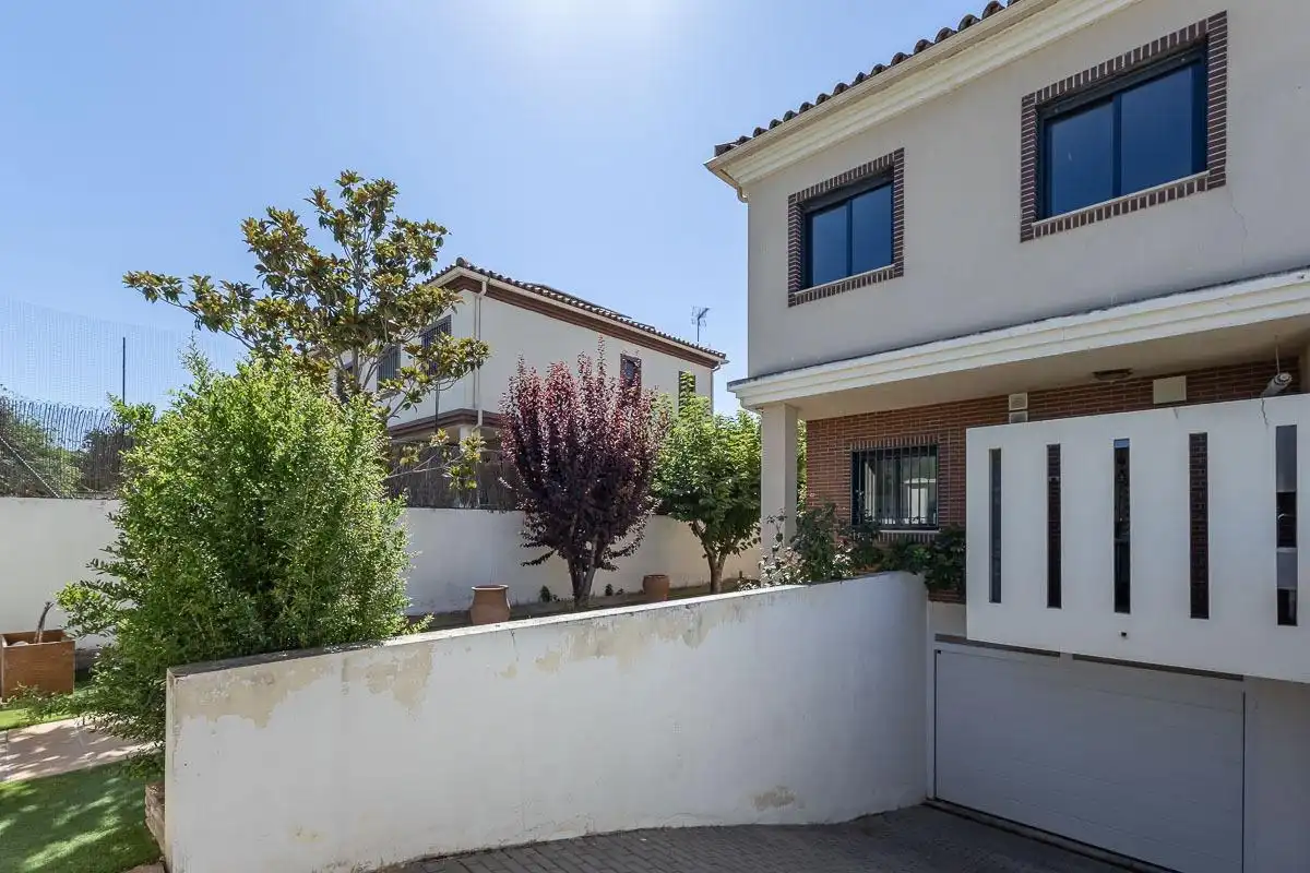 Vista exterior de Casa o chalet en venta en Albolote con Aire acondicionado, Calefacción y Jardín privado