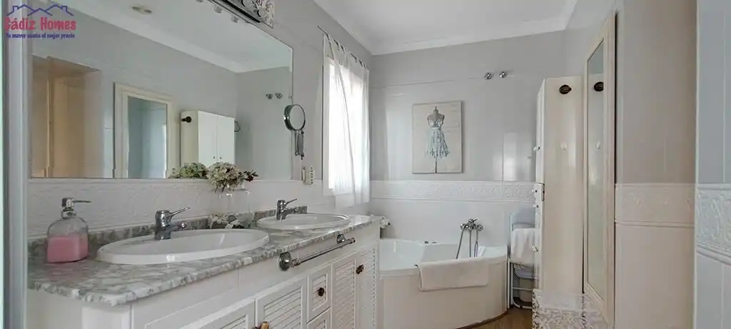 Bathroom of Houses for sale in Chiclana de la Frontera  with Air Conditioner, Heating and Private garden