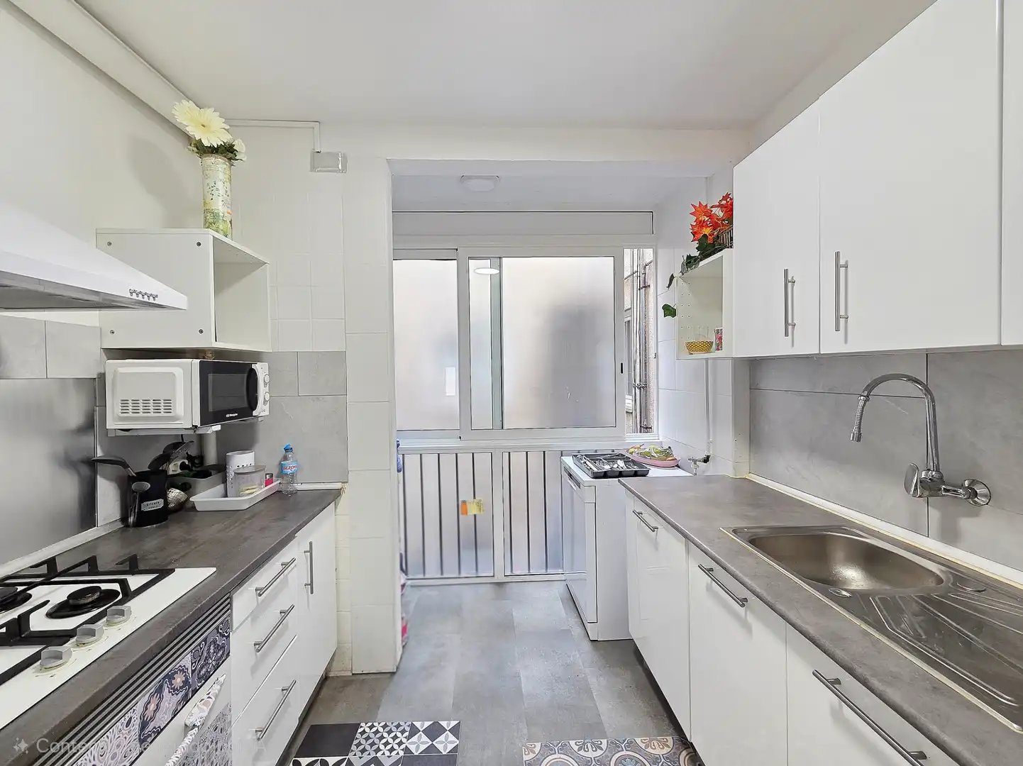 Küche von Wohnung zum Verkauf in Cerdanyola del Vallès mit Ofen und Balkon