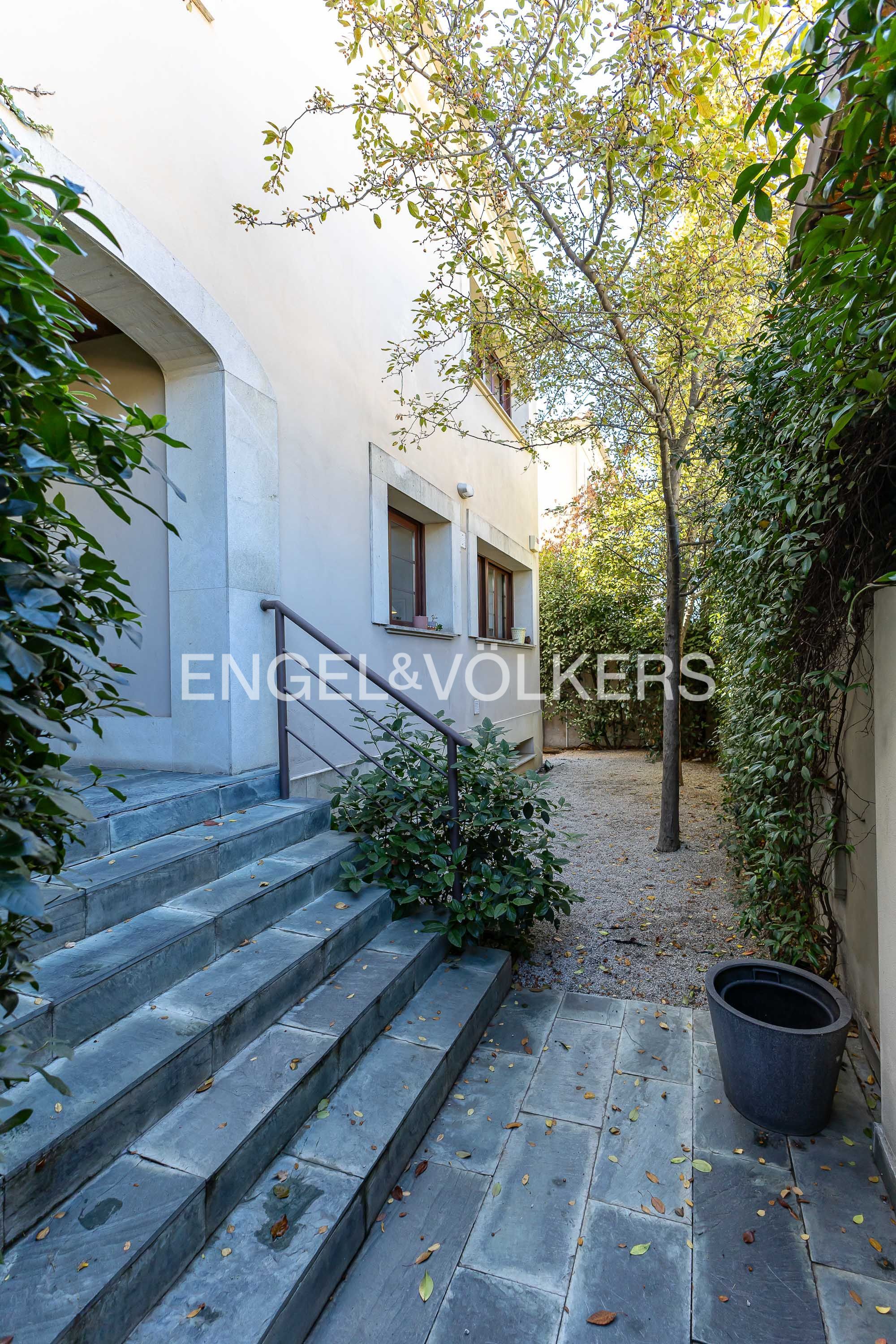 Vista exterior de Casa adosada en venda en  Madrid Capital amb Aire condicionat, Calefacció i Jardí privat