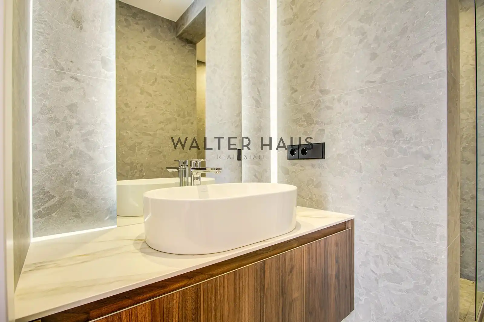 Badezimmer von Wohnung zum Verkauf in Barcelona mit Klimaanlage und Heizung