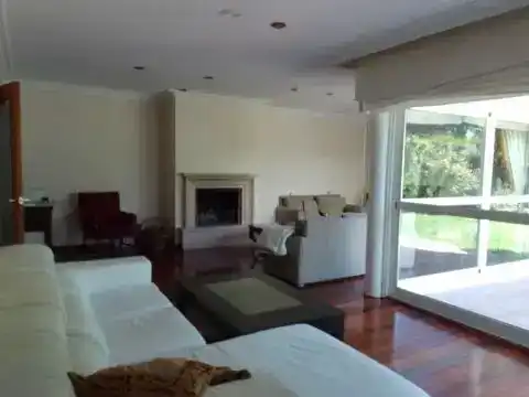 Sala d'estar de Casa adosada en venda en Santiago de Compostela  amb Piscina i Balcó