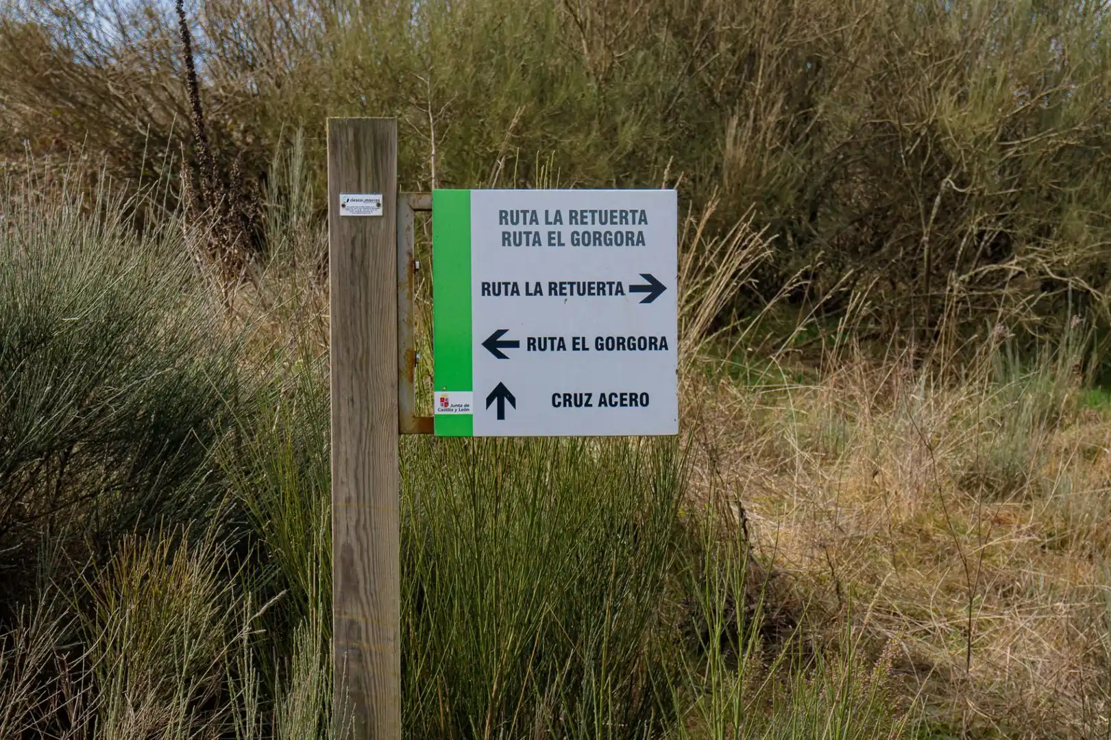 Vista exterior de Casa o xalet en venda en Villagatón amb Aire condicionat, Calefacció i Jardí privat