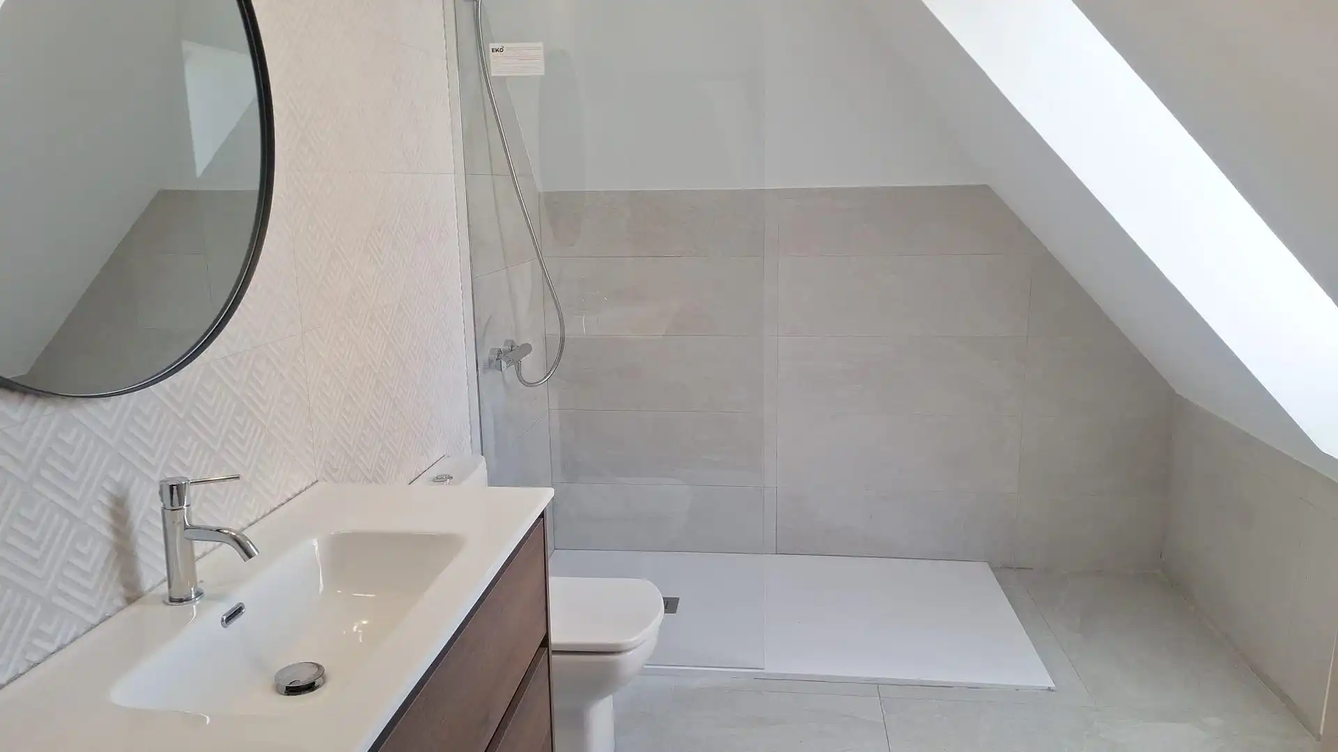 Badezimmer von Dachboden zur Miete in Santander mit Heizung, Privatgarten und Parkett