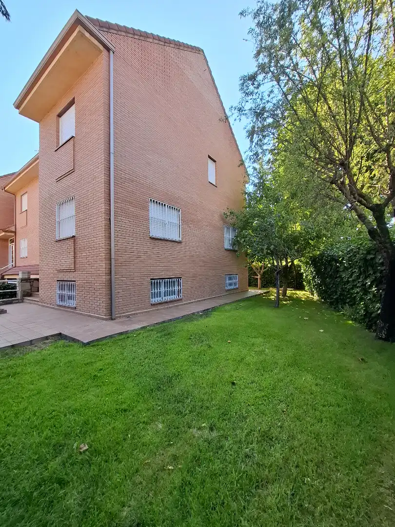 Vista exterior de Casa adosada de alquiler en Villaviciosa de Odón con Aire acondicionado, Calefacción y Jardín privado