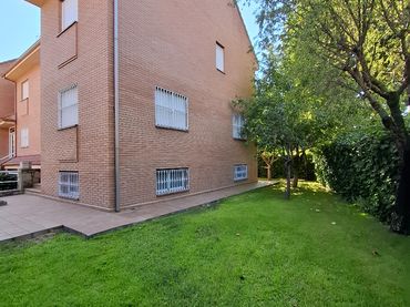 Casa aparellada amb balcó de lloguer a Calle de Italia