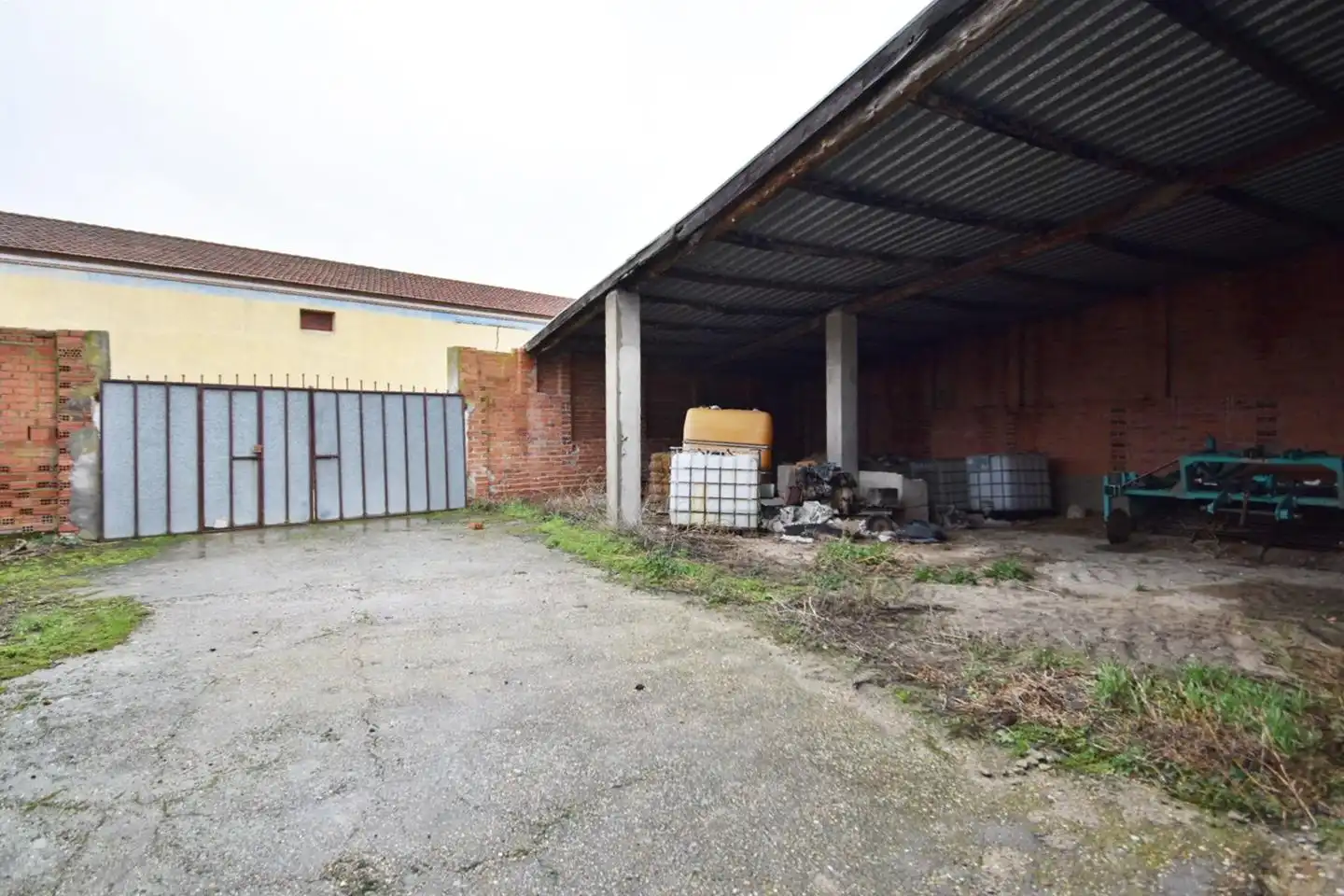 Parkplatz von Fabrikhallen zum Verkauf in Fuente de Santa Cruz