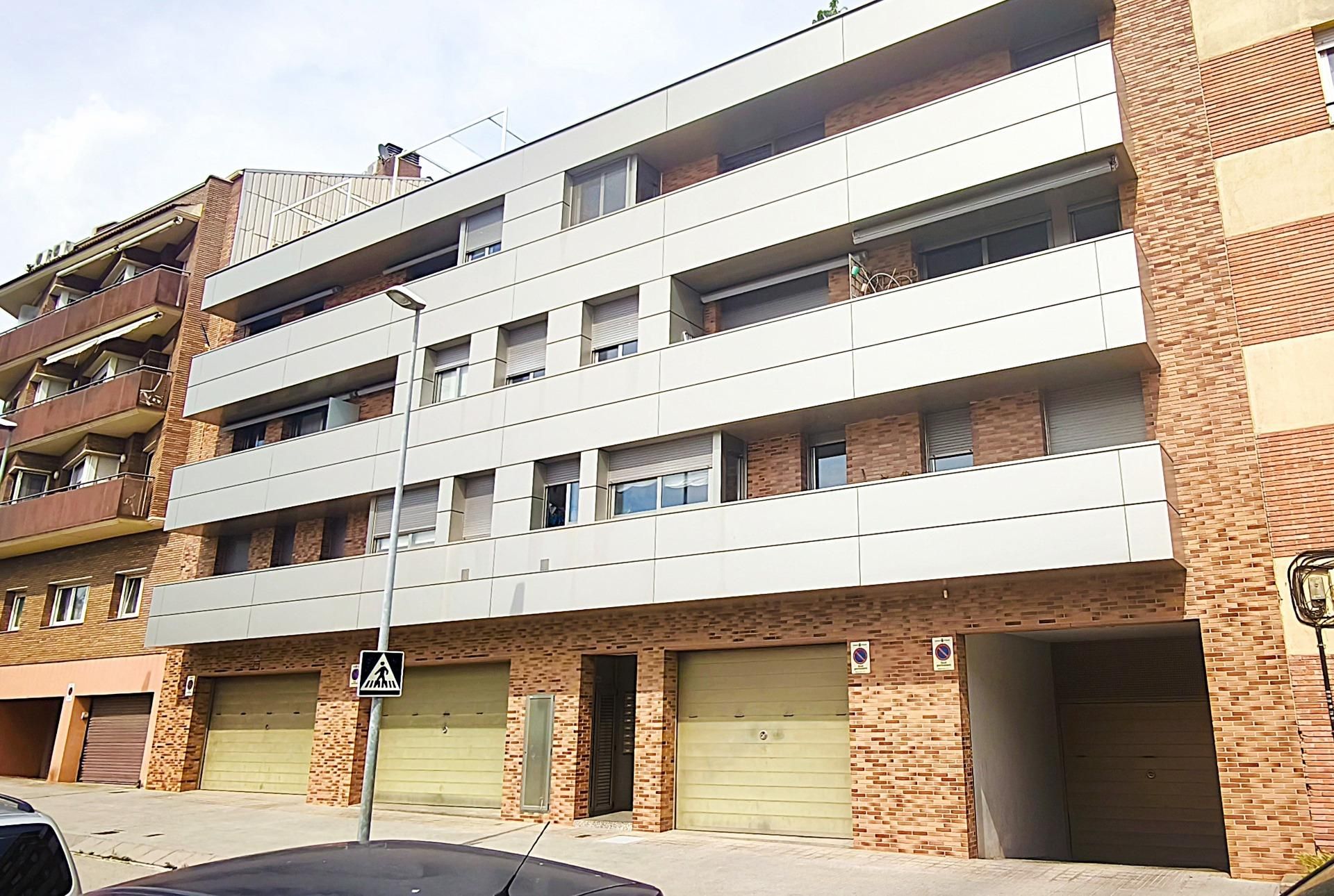 Vista exterior de Pis en venda en Manresa amb Calefacció, Terrassa i Balcó