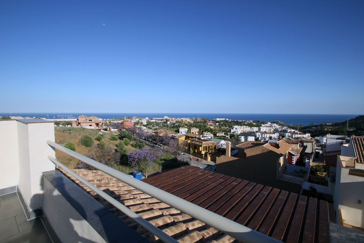 Vista exterior de Casa o xalet en venda en Benalmádena amb Aire condicionat, Jardí privat i Terrassa