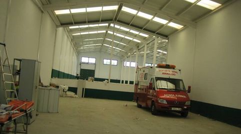 Compra nave industrial en el Polígono Cantábria. Nave industrial diáfana de más 1.100 metros cuadrados útiles. Tiene muelle de car