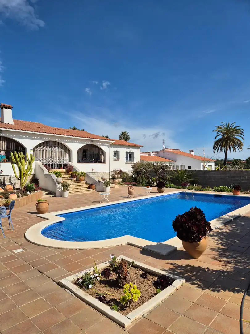 Vista exterior de Casa o xalet en venda en Cubelles amb Aire condicionat, Calefacció i Terrassa