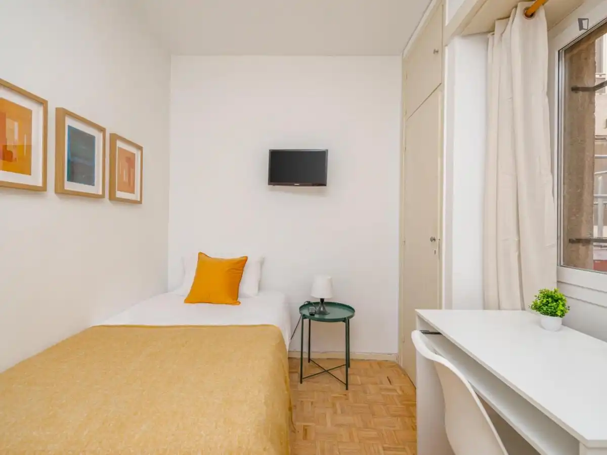Habitación de Apartamento para compartir en Madrid con Aire acondicionado, Calefacción y Amueblado