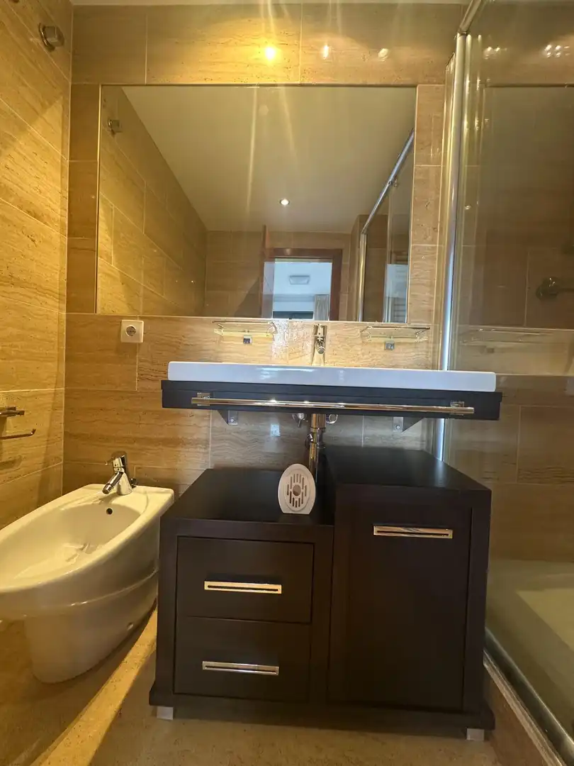 Baño de Piso de alquiler en Alicante / Alacant con Aire acondicionado y Piscina comunitaria