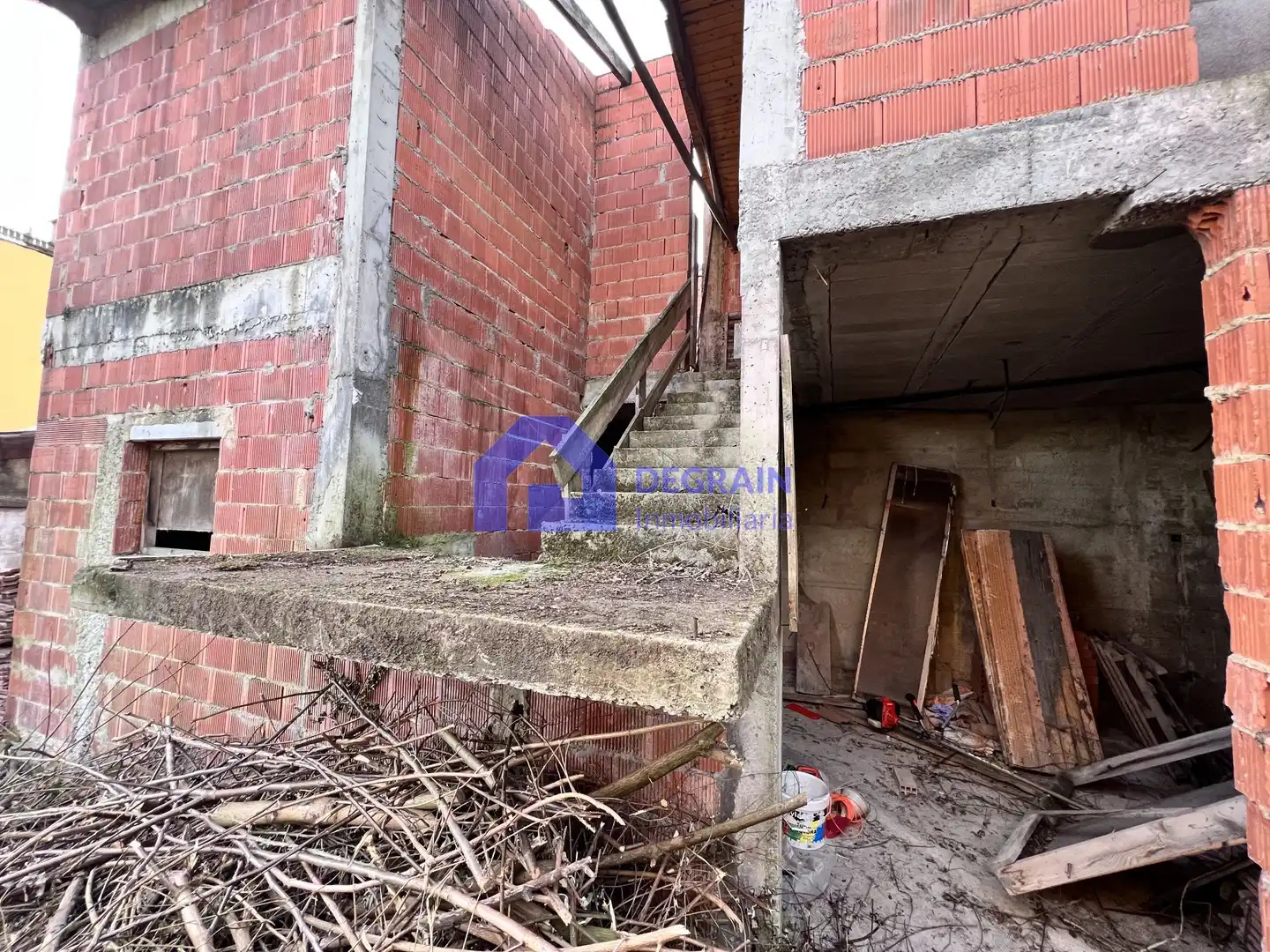 Vista exterior de Casa adosada en venda en Oviedo  amb Jardí privat