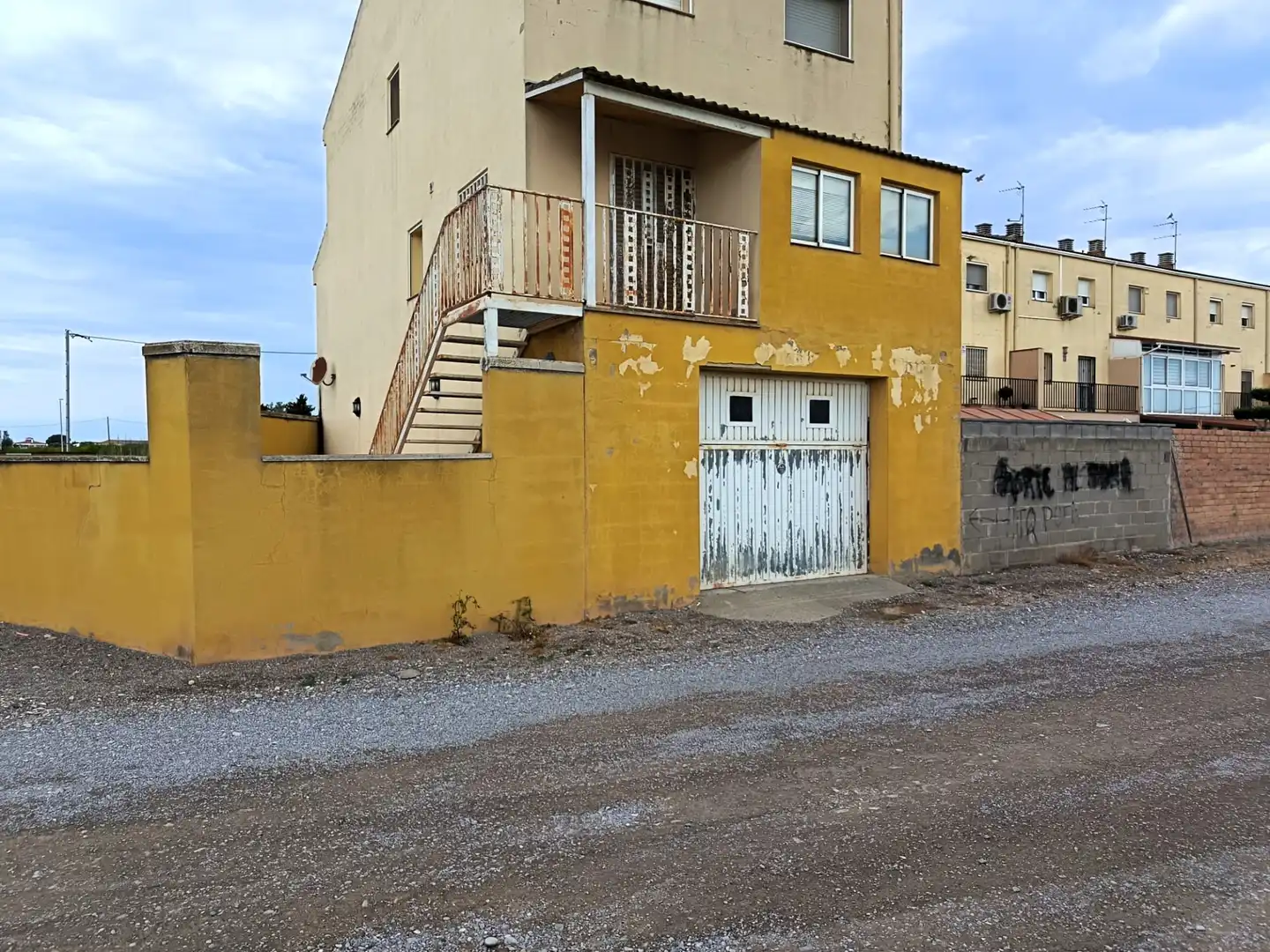 Vista exterior de Casa adosada en venda en Linyola amb Alarma