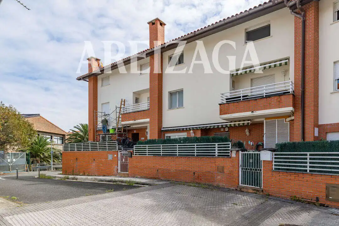 Vista exterior de Casa adosada en venda en Donostia - San Sebastián  amb Calefacció, Terrassa i Traster
