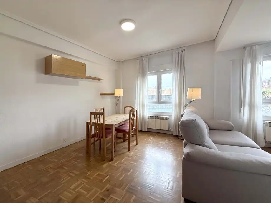 Sala d'estar de Pis en venda en Vitoria - Gasteiz amb Calefacció, Parquet i Moblat