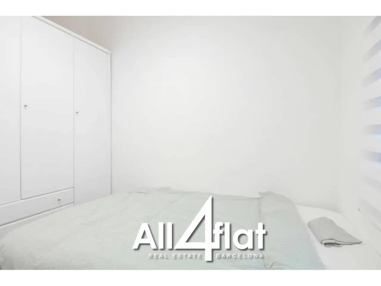 Dormitori de Pis de lloguer en L'Hospitalet de Llobregat amb Aire condicionat, Calefacció i Moblat