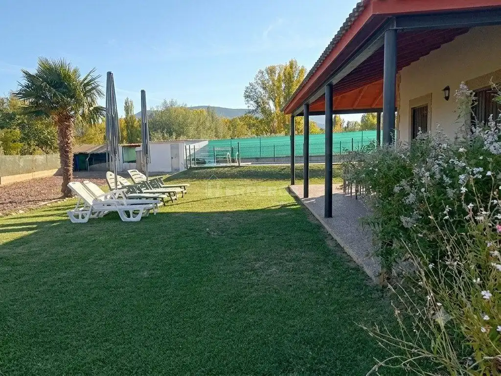 Jardí de Casa o xalet en venda en Ribafrecha amb Calefacció, Traster i Piscina