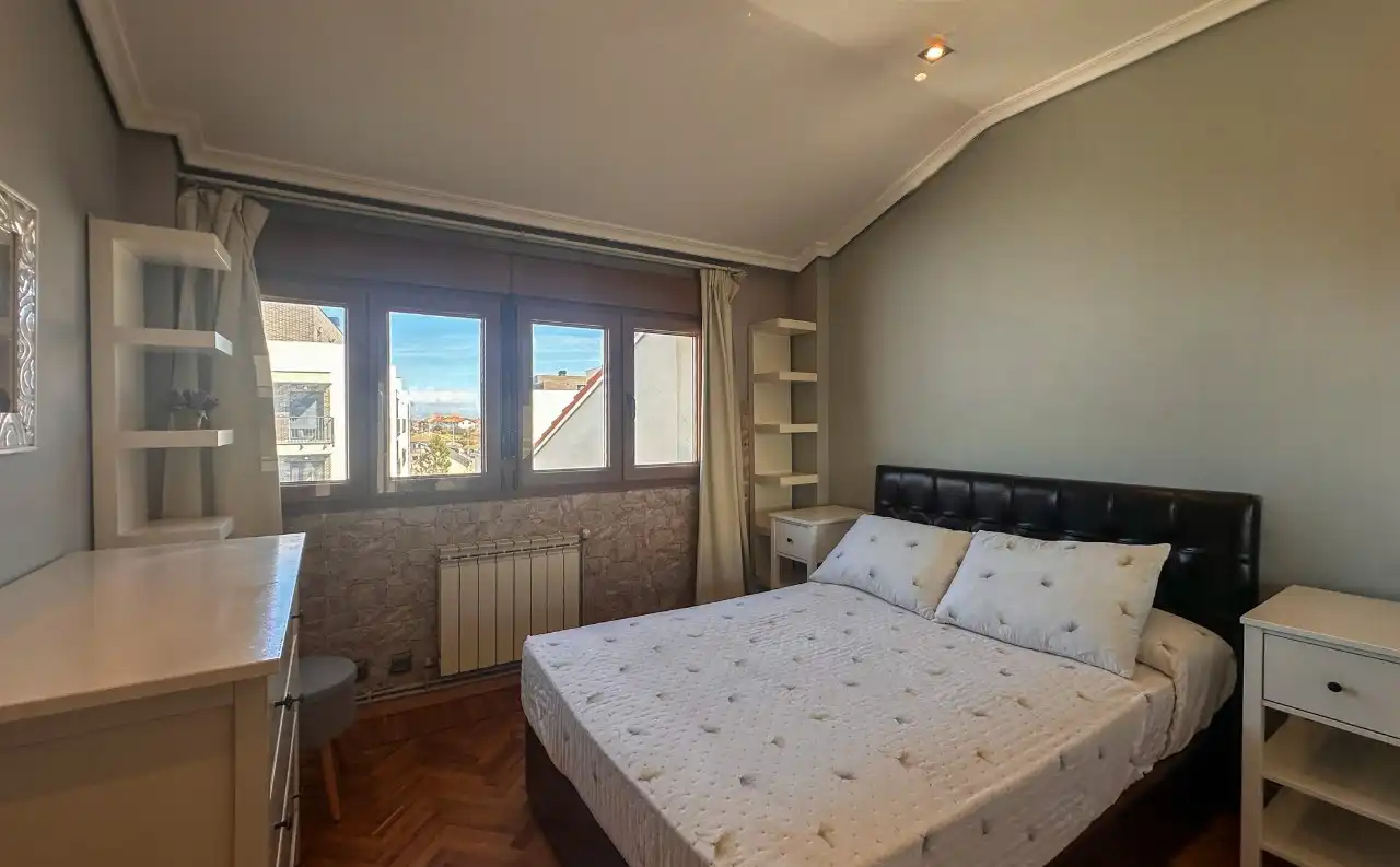 Habitación de Dúplex en venta en Santa Cruz de Bezana con Calefacción y Amueblado