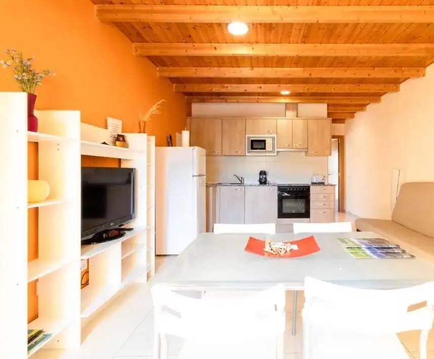 Cuina de Local en venda en Sant Jaume de Llierca amb Aire condicionat i Moblat