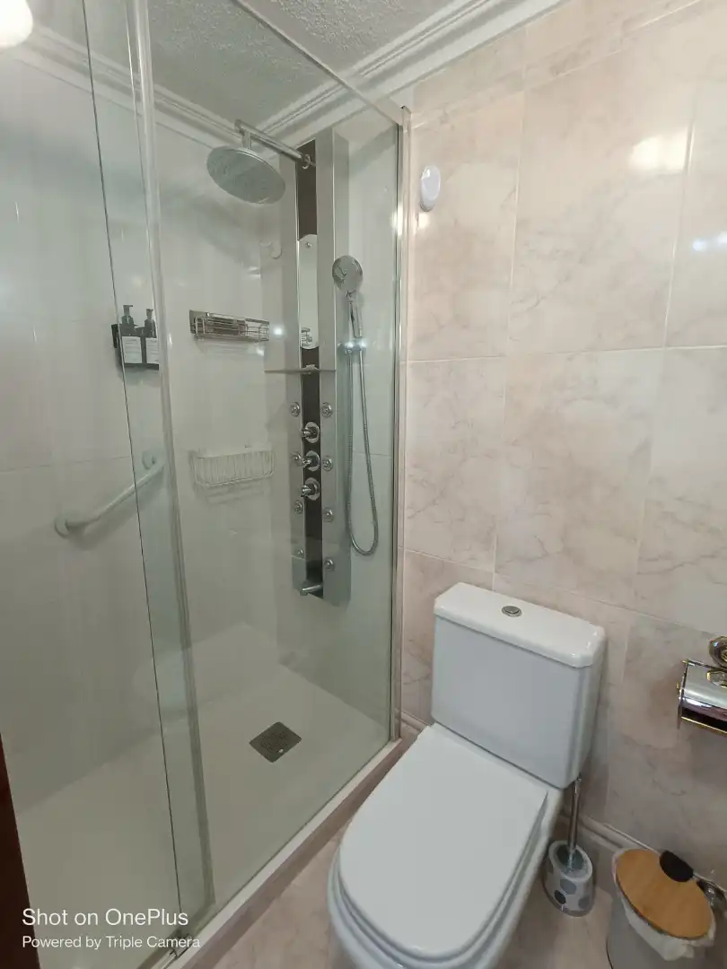 Bathroom of Flat for rent in Madrid  with Air Conditioner, Heating and Parquet flooring