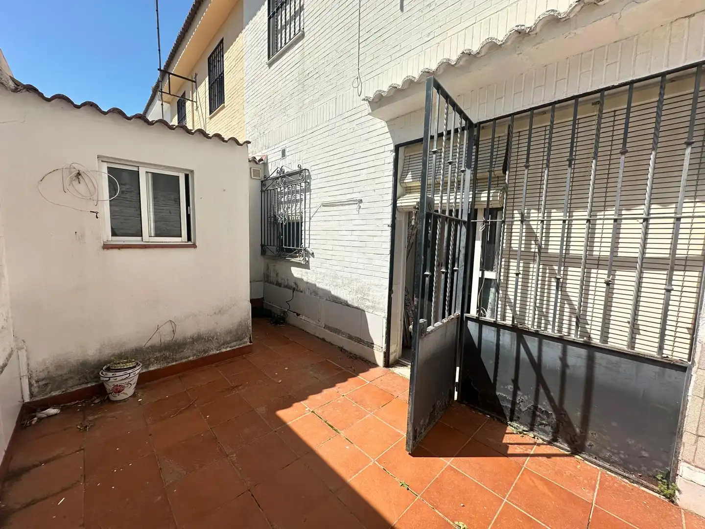 Vista exterior de Casa o xalet en venda en Sanlúcar la Mayor amb Aire condicionat i Traster