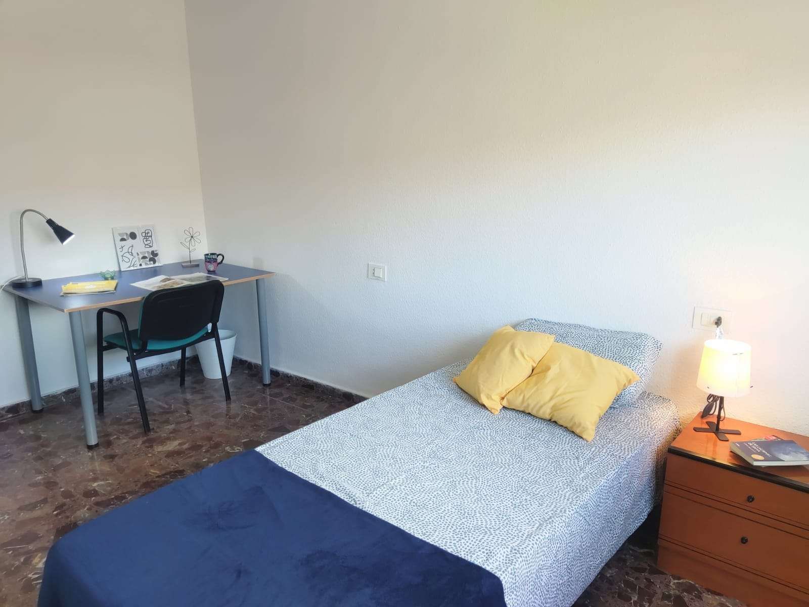 Bedroom of Flat to share in Paterna  with Air Conditioner and Terrace