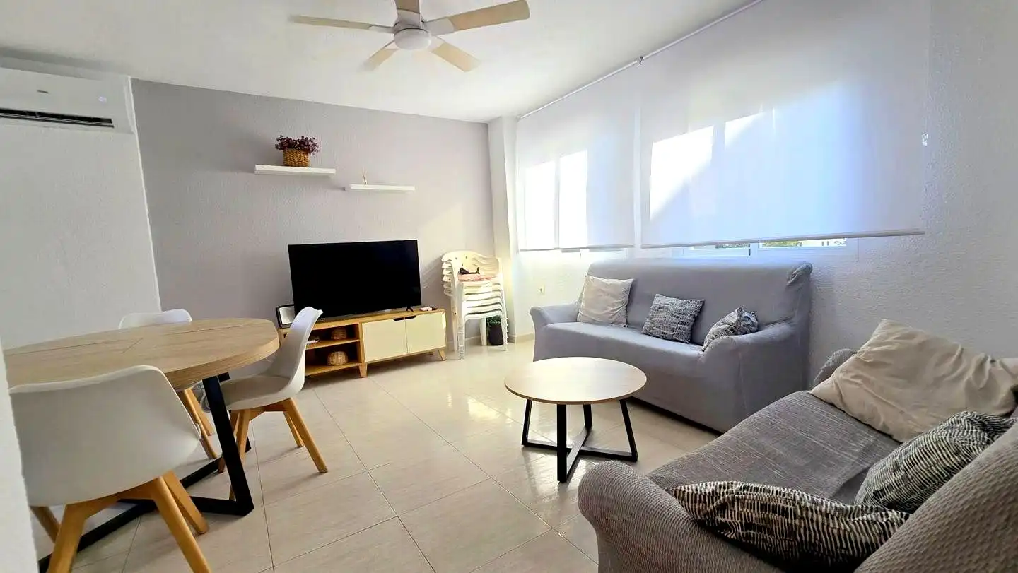 Sala de estar de Apartamento de alquiler en Gandia con Aire acondicionado, Terraza y Piscina comunitaria