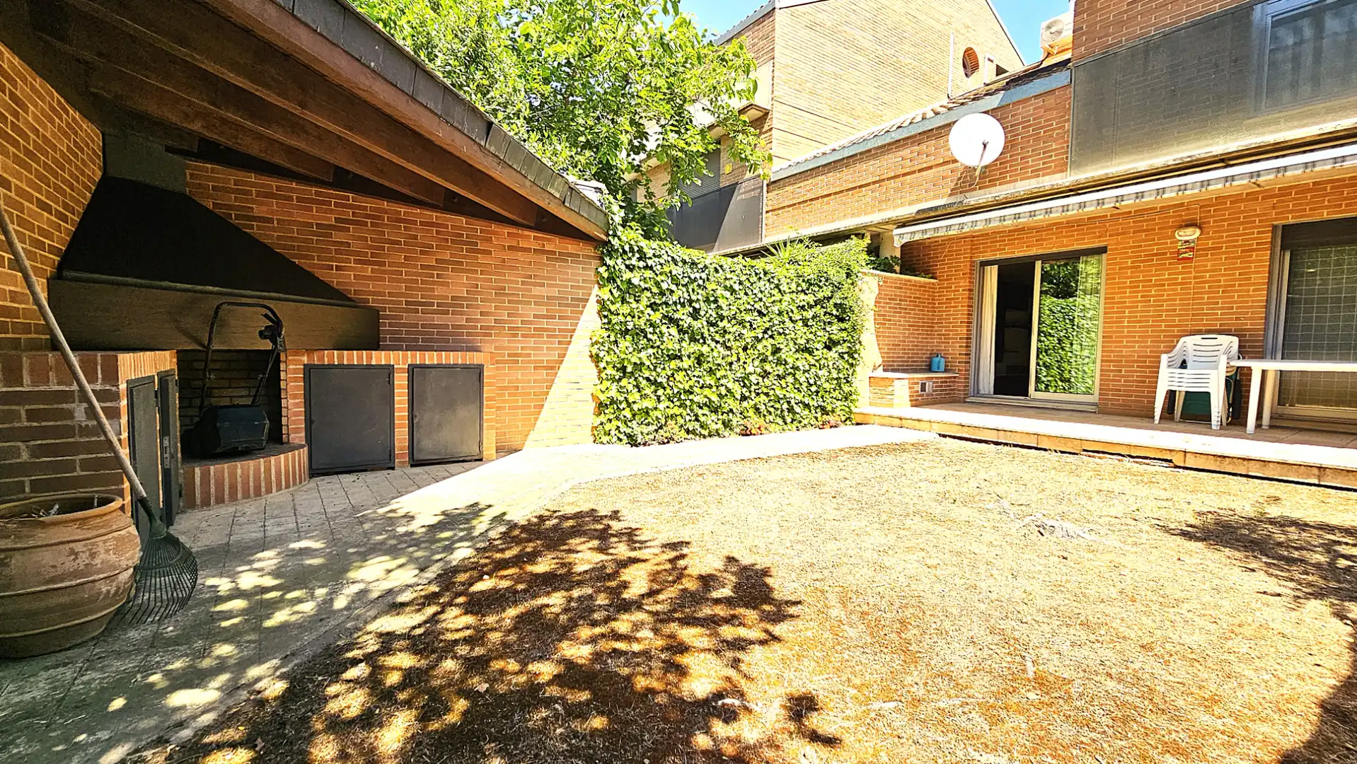 Vista exterior de Casa adosada en venta en Zaragoza con Aire acondicionado, Calefacción y Jardín privado