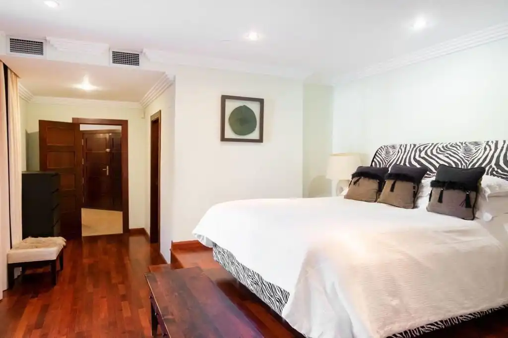 Dormitori de Casa o xalet de lloguer en Marbella amb Aire condicionat, Jardí privat i Piscina