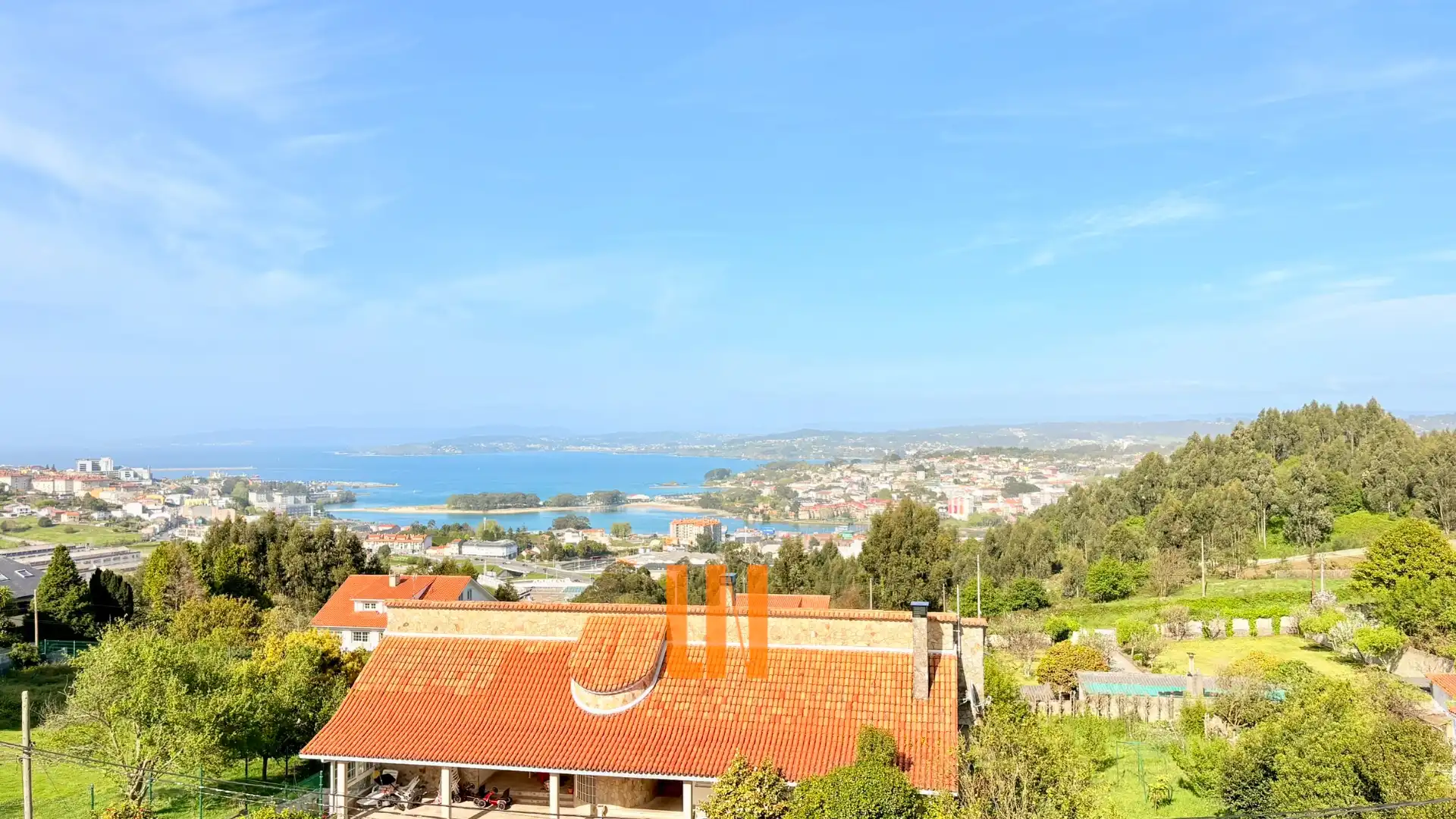 Vista exterior de Casa o xalet en venda en A Coruña Capital  amb Calefacció, Parquet i Terrassa
