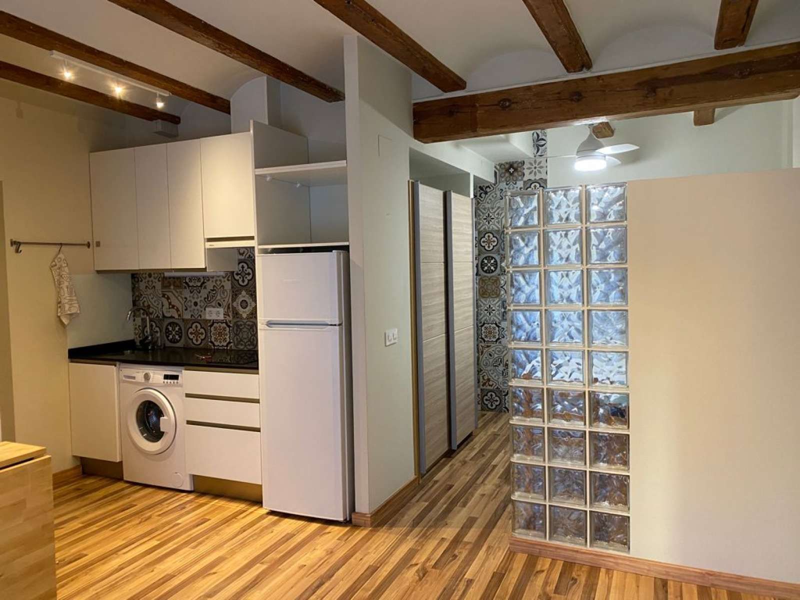 Kitchen of Study to share in  Valencia Capital  with Air Conditioner and Terrace
