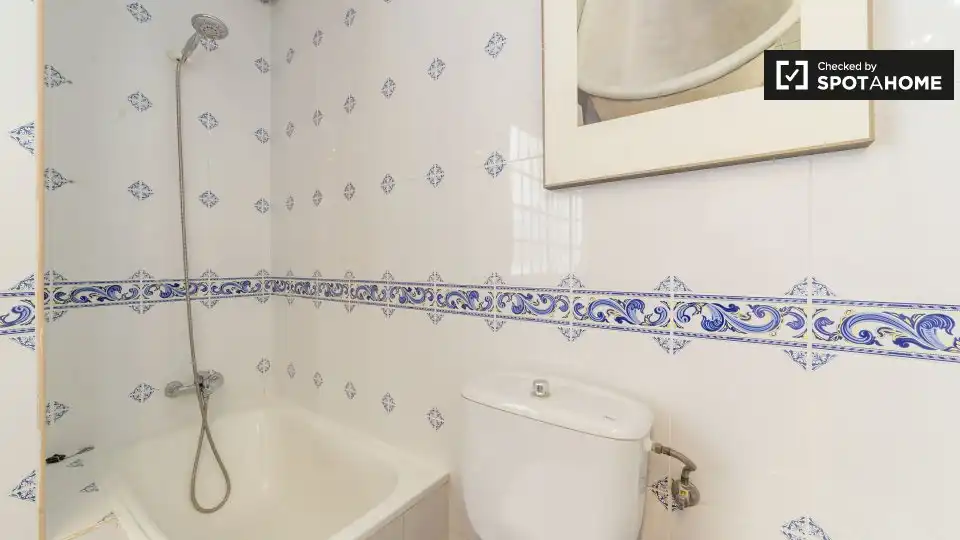 Badezimmer von Wohnung zur untervermieten in Valencia mit Klimaanlage, Heizung und Möbliert