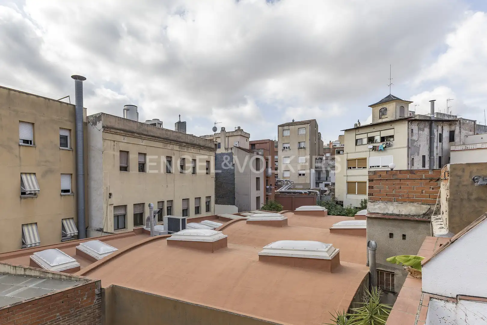 Vista exterior de Casa adosada en venda en Barcelona amb Calefacció i Terrassa