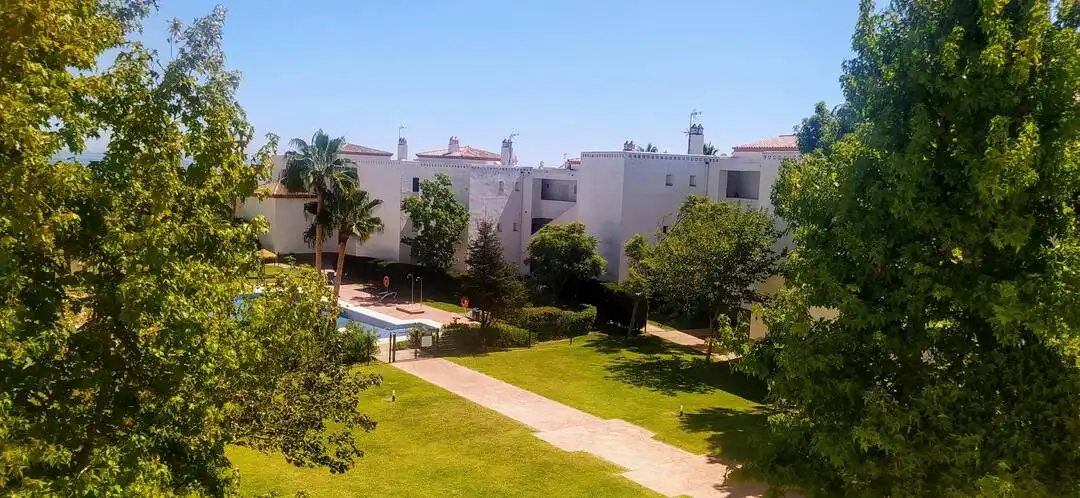 Außenansicht von Wohnung zum Verkauf in La Alcaidesa mit Klimaanlage, Heizung und Terrasse