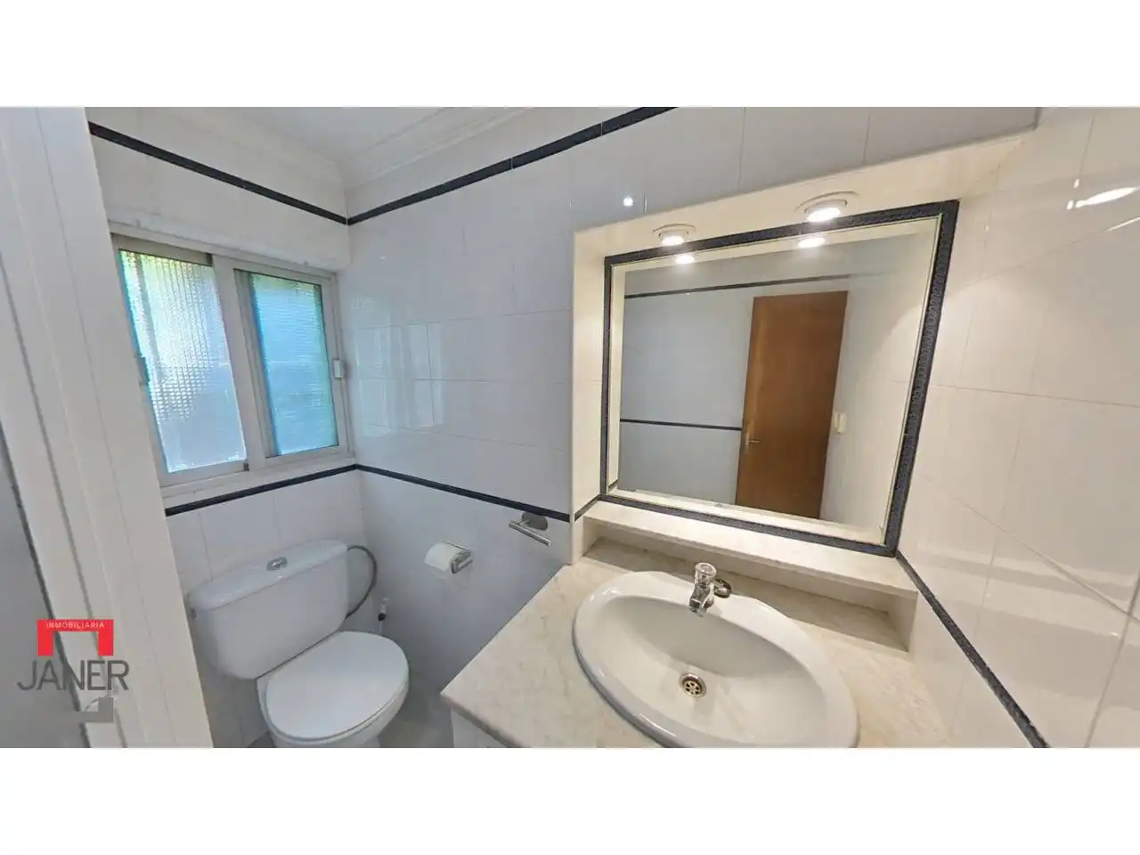 Bathroom of Houses for sale in Tomares  with Air Conditioner, Private garden and Terrace