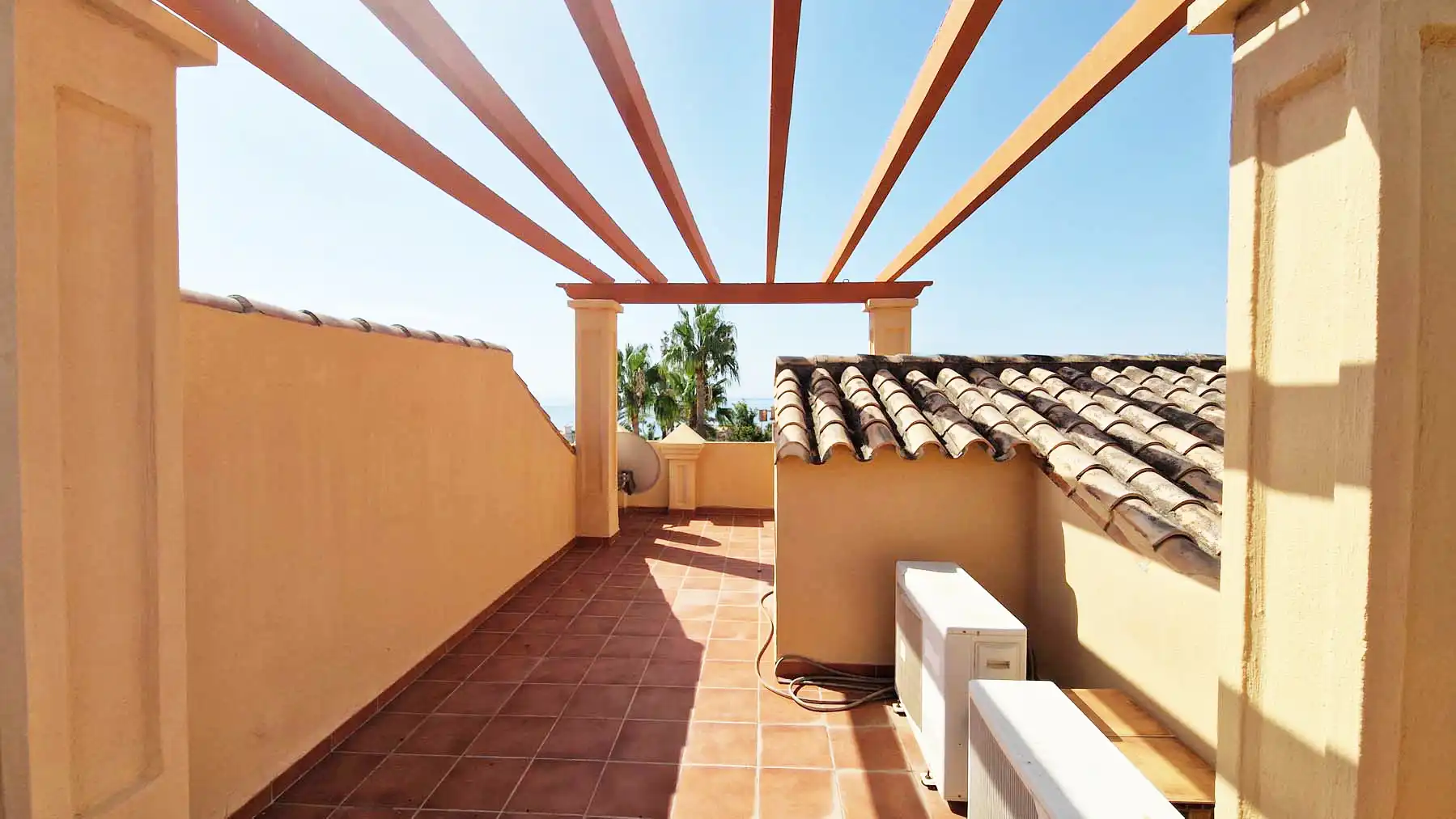 Terrasse von Einfamilien-Reihenhaus zum Verkauf in Estepona mit Klimaanlage, Privatgarten und Terrasse