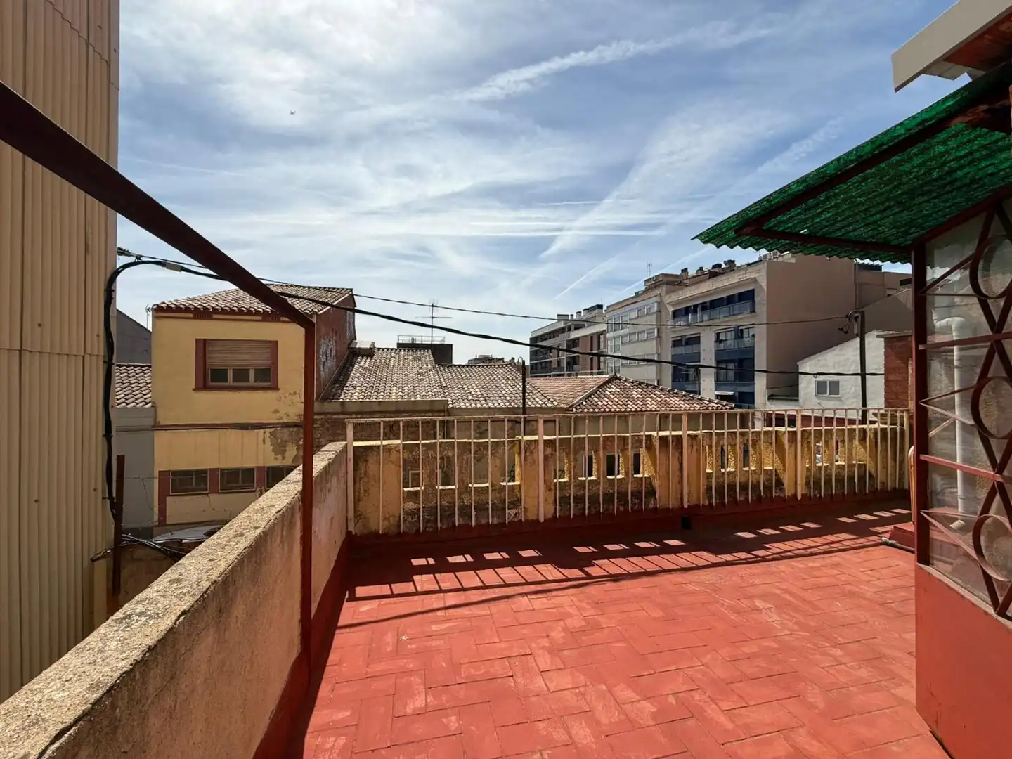 Außenansicht von Einfamilien-Reihenhaus zum Verkauf in Sabadell mit Terrasse, Abstellraum und Ofen