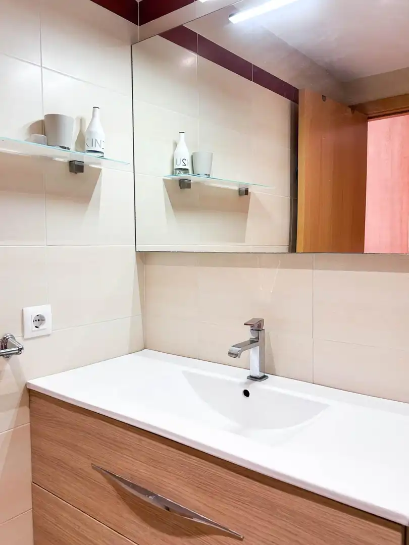 Bathroom of Flat for rent in Paterna  with Air Conditioner, Heating and Private garden
