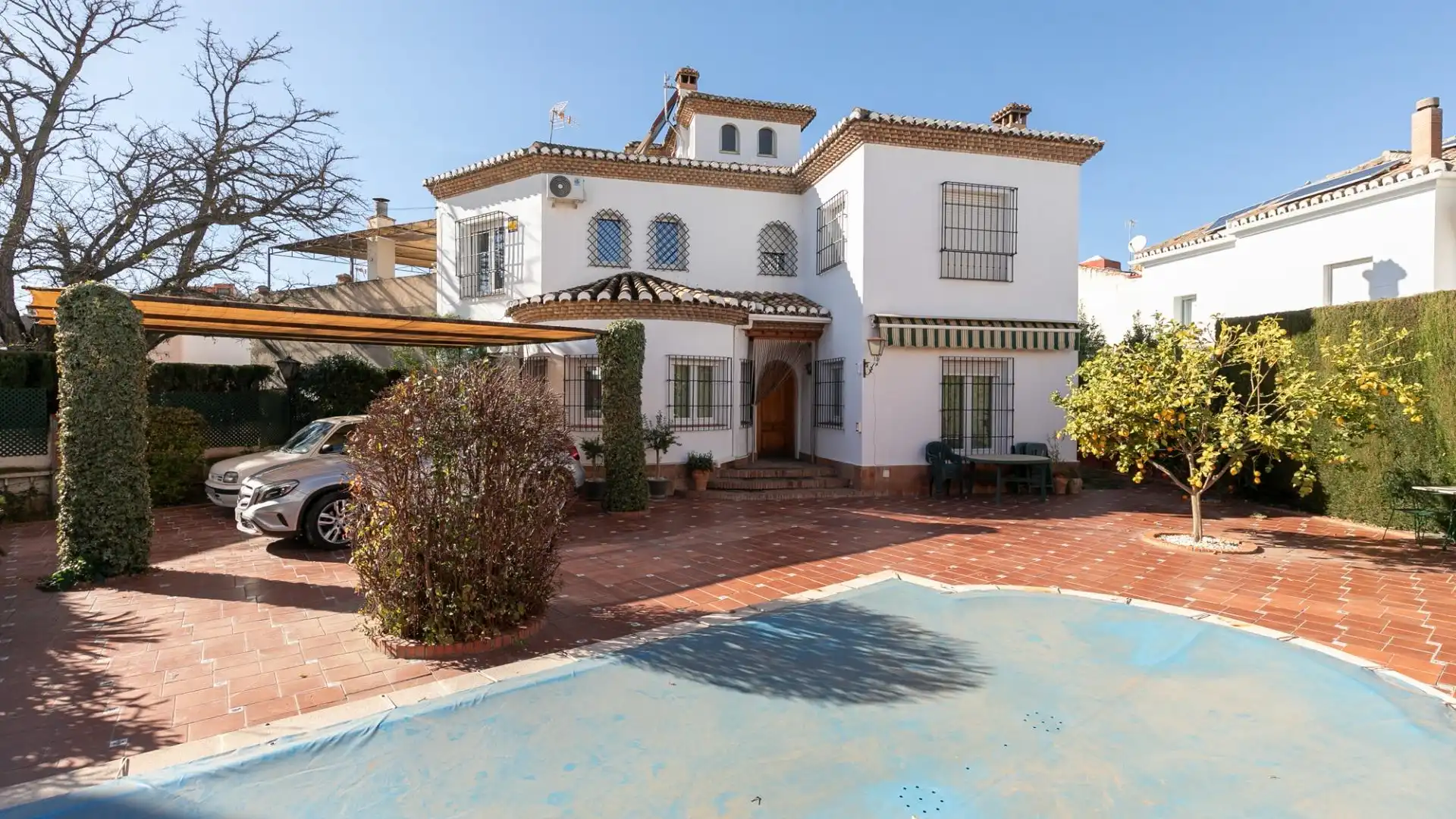 Exterior view of Houses for sale in  Granada Capital
