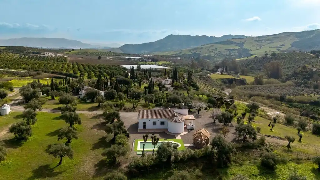 Casa rústica amb piscina en venda a Casarabonela